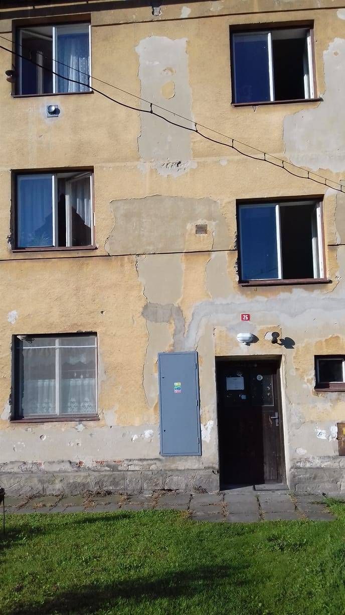 Pohled na přední část domu před výměnou